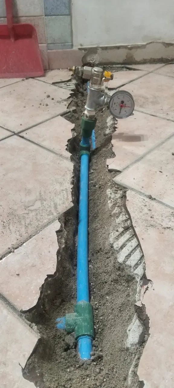 Foto reale del manometro collegato alla tubazione PPR per la verifica della tenuta del tratto isolato